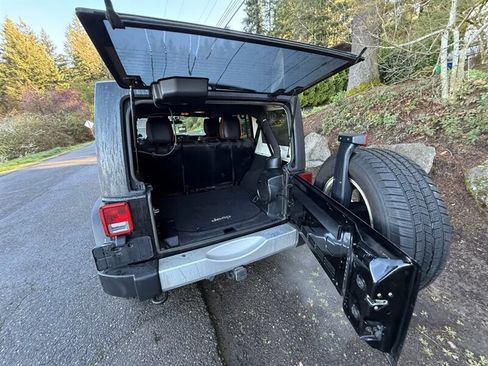 Used 2012 Jeep Wrangler Unlimited Sahara AWD/4WD image 7