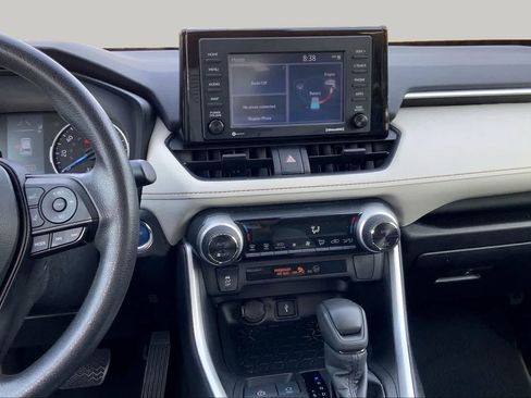 Used 2022 Toyota RAV4 XLE AWD/4WD image 7