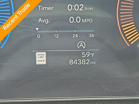 Used 2024 Hyundai Santa Fe SEL FWD image 2