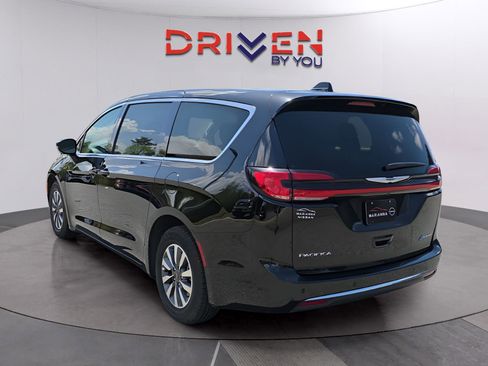 Used 2024 Chrysler Pacifica Limited FWD image 3