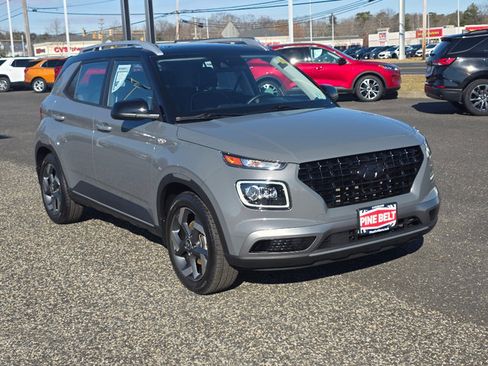 Used 2022 Hyundai Venue Limited image 9