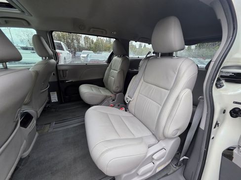 Used 2015 Toyota Sienna XLE w/ XLE Navigation Package image 17