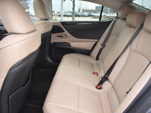 Used 2019 Lexus ES 300h w/ Luxury Package image 16