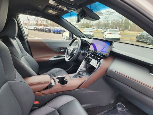 Used 2024 Toyota Venza XLE image 11