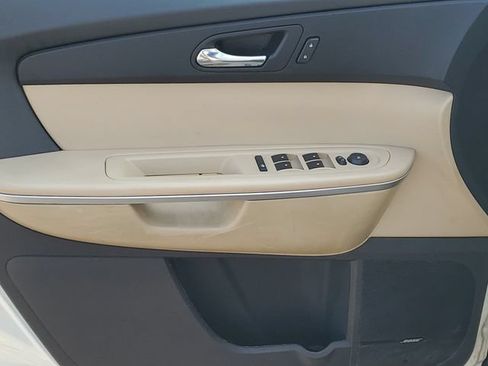 Used 2010 GMC Acadia SLT FWD image 16