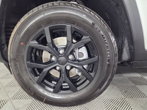 Used 2026 Jeep Grand Cherokee Altitude RWD image 9