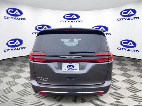 Used 2023 Chrysler Pacifica Touring-L image 4