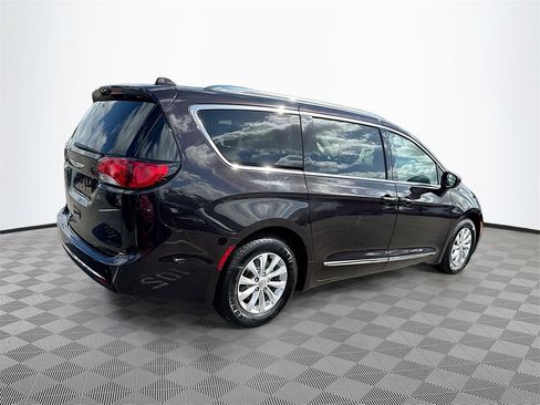 Used 2018 Chrysler Pacifica Touring-L image 6