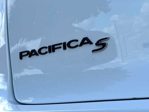 Used 2025 Chrysler Pacifica Limited FWD image 15