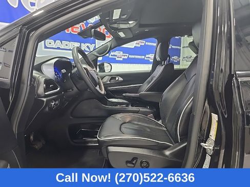 Used 2025 Chrysler Pacifica Limited image 13