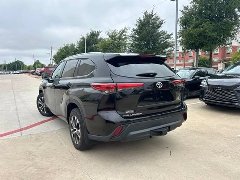 Used 2021 Toyota Highlander XLE AWD/4WD image 6