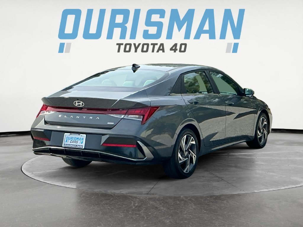 Used 2025 Hyundai Elantra Limited FWD image 7