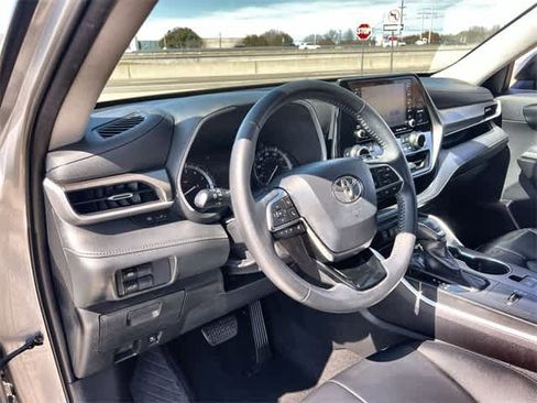 Used 2020 Toyota Highlander XLE image 15