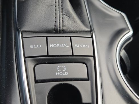 Used 2019 Toyota Camry XLE image 9