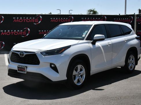 Used 2024 Toyota Highlander LE AWD/4WD image 3