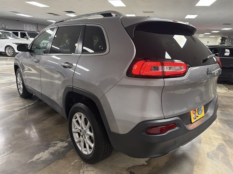 Used 2018 Jeep Cherokee Latitude Plus w/ Comfort/Convenience Group FWD image 8