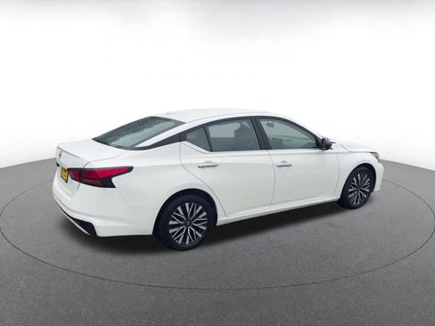 Used 2025 Nissan Altima 2.5 SV FWD image 15