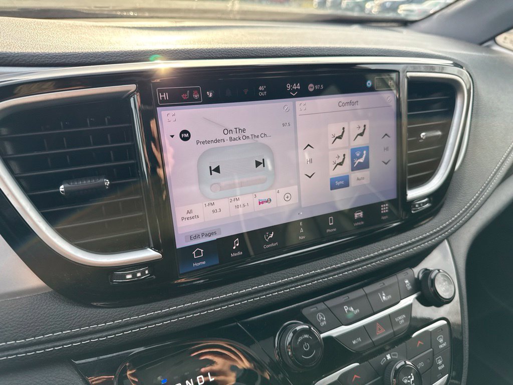 Used 2025 Chrysler Pacifica Limited FWD image 32