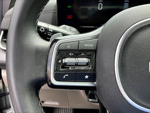 Certified 2025 Kia Carnival EX FWD image 10