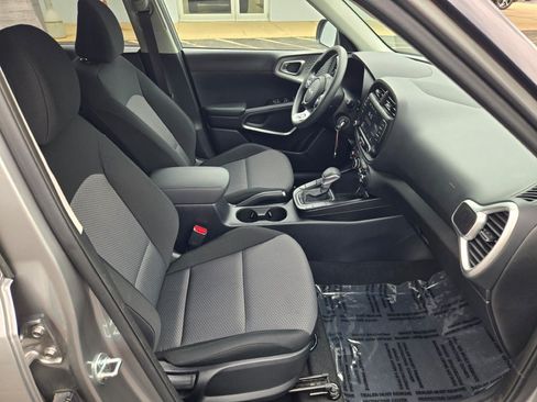Used 2025 Kia Soul LX w/ LX Technology Package FWD image 7