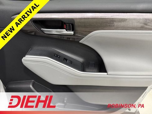 Used 2024 Toyota Highlander Limited image 16