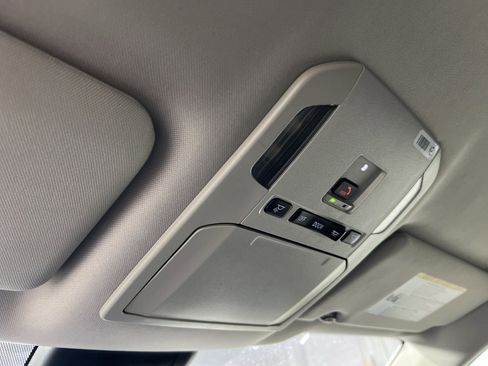 Used 2024 Toyota Highlander LE AWD/4WD image 36