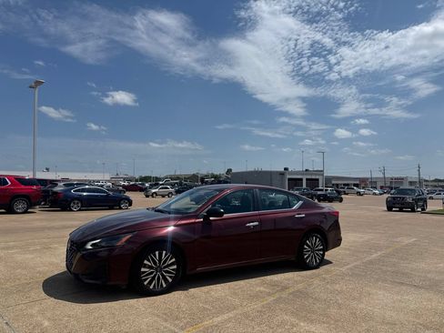 Certified 2025 Nissan Altima 2.5 SV FWD image 10