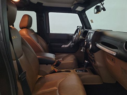 Used 2014 Jeep Wrangler Unlimited Sahara w/ Dual Top Group AWD/4WD image 21