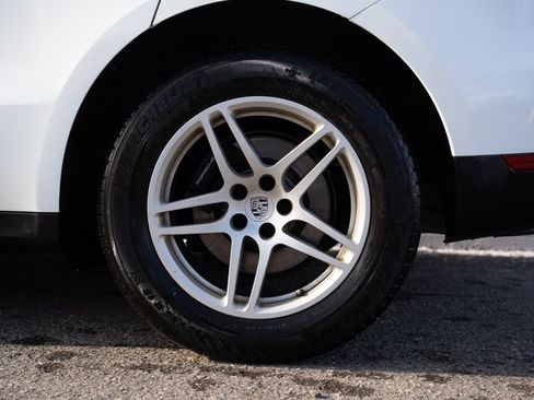 Certified 2018 Porsche Macan image 12