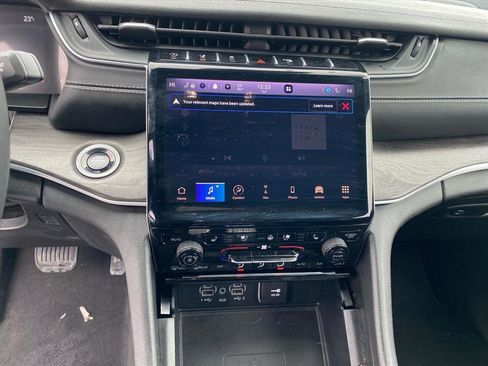 Used 2024 Jeep Grand Cherokee L Limited w/ Luxury Tech Group II image 11