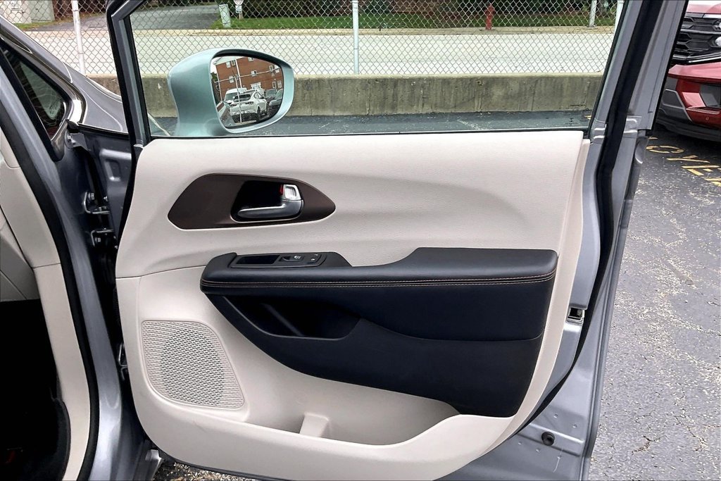 Used 2019 Chrysler Pacifica Touring Plus w/ Cold Weather Group FWD image 23