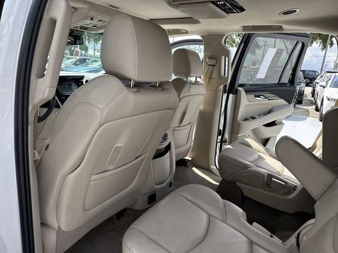 Used 2018 Cadillac Escalade Luxury AWD/4WD image 34