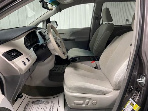 Used 2014 Toyota Sienna LE image 9