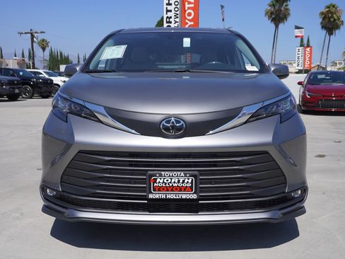Certified 2026 Toyota Sienna XLE FWD image 3