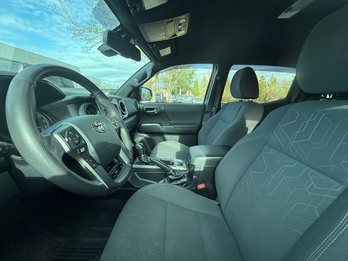 Used 2018 Toyota Tacoma TRD Sport image 10