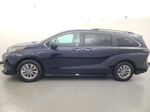 Used 2024 Toyota Sienna XLE image 7
