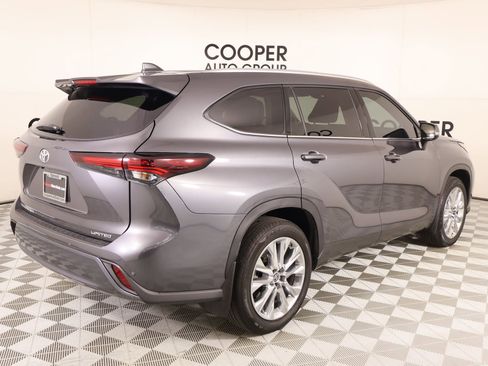 Used 2024 Toyota Highlander Limited FWD image 21