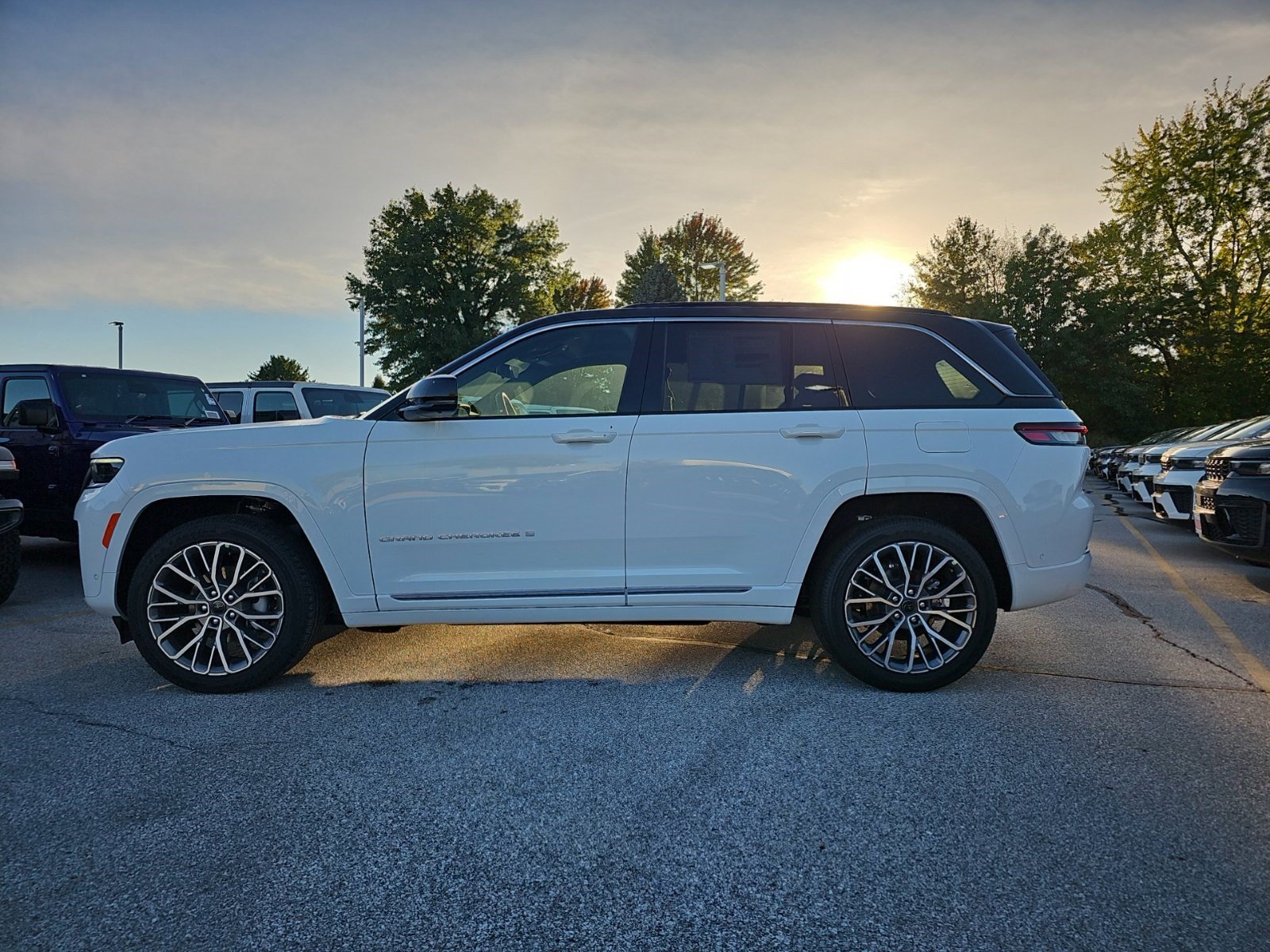 New 2027 Jeep Grand Cherokee Summit AWD/4WD image 2