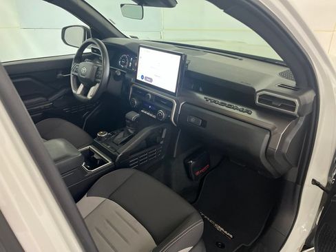 Used 2025 Toyota Tacoma TRD Off-Road AWD/4WD image 21