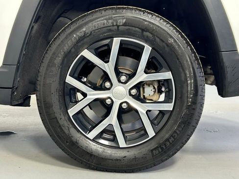 Used 2023 Jeep Grand Cherokee Limited image 37