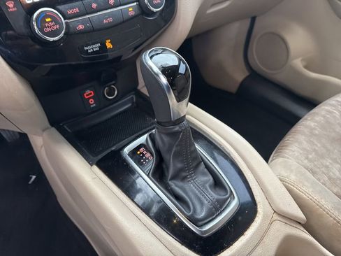 Used 2017 Nissan Rogue SV image 7