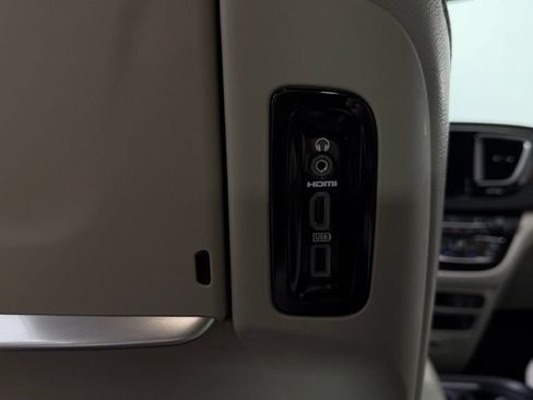 Used 2017 Chrysler Pacifica Touring-L Plus FWD image 29