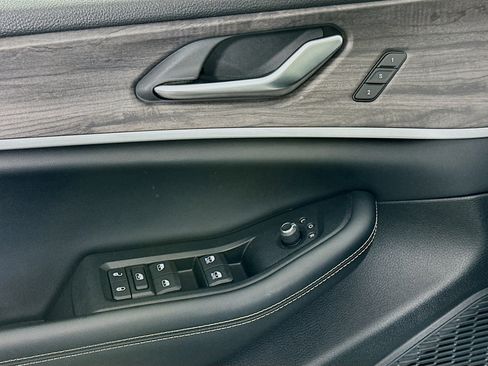Used 2023 Jeep Grand Cherokee Limited AWD/4WD image 15