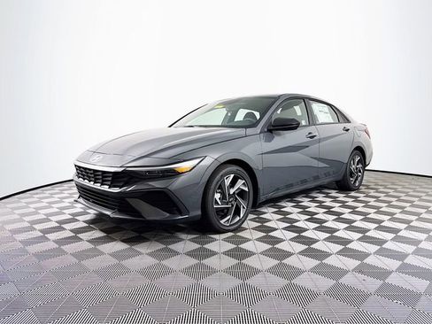 New 2025 Hyundai Elantra SEL image 2