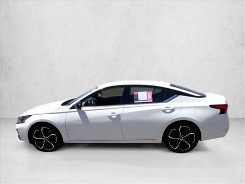 Used 2023 Nissan Altima 2.5 SR FWD image 2