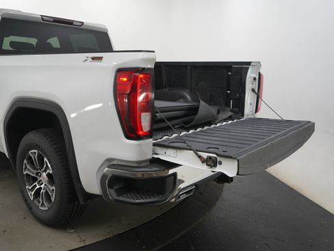 Used 2021 GMC Sierra 1500 SLE w/ X31 Off-Road Package AWD/4WD image 9