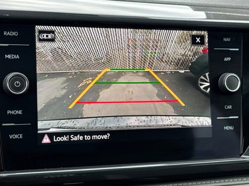 Certified 2022 Volkswagen Taos SEL w/ Panoramic Sunroof Package image 21