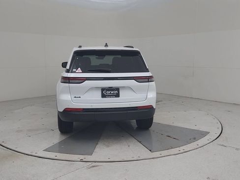 New 2025 Jeep Grand Cherokee Altitude image 11