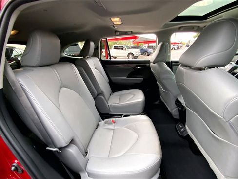 Used 2023 Toyota Highlander Limited FWD image 20