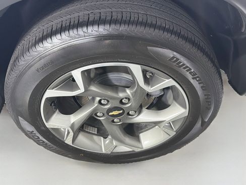 Used 2025 Chevrolet Trax LT w/ LT Convenience Package FWD image 11